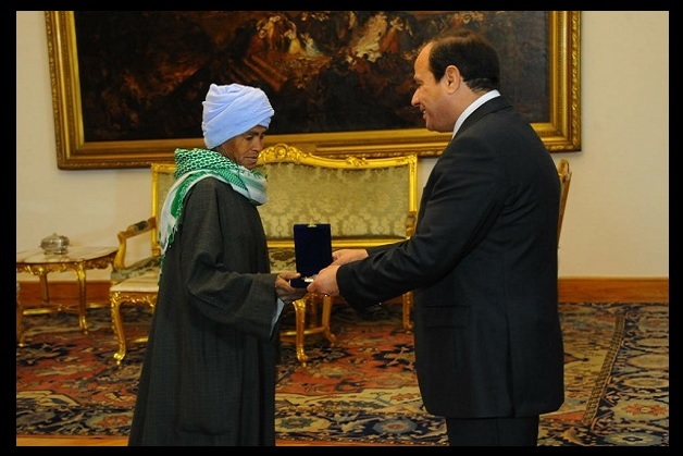 السيسي يكرم امرأة تتنكر بملابس الرجال منذ 43 عامًا لتربية ابنتها