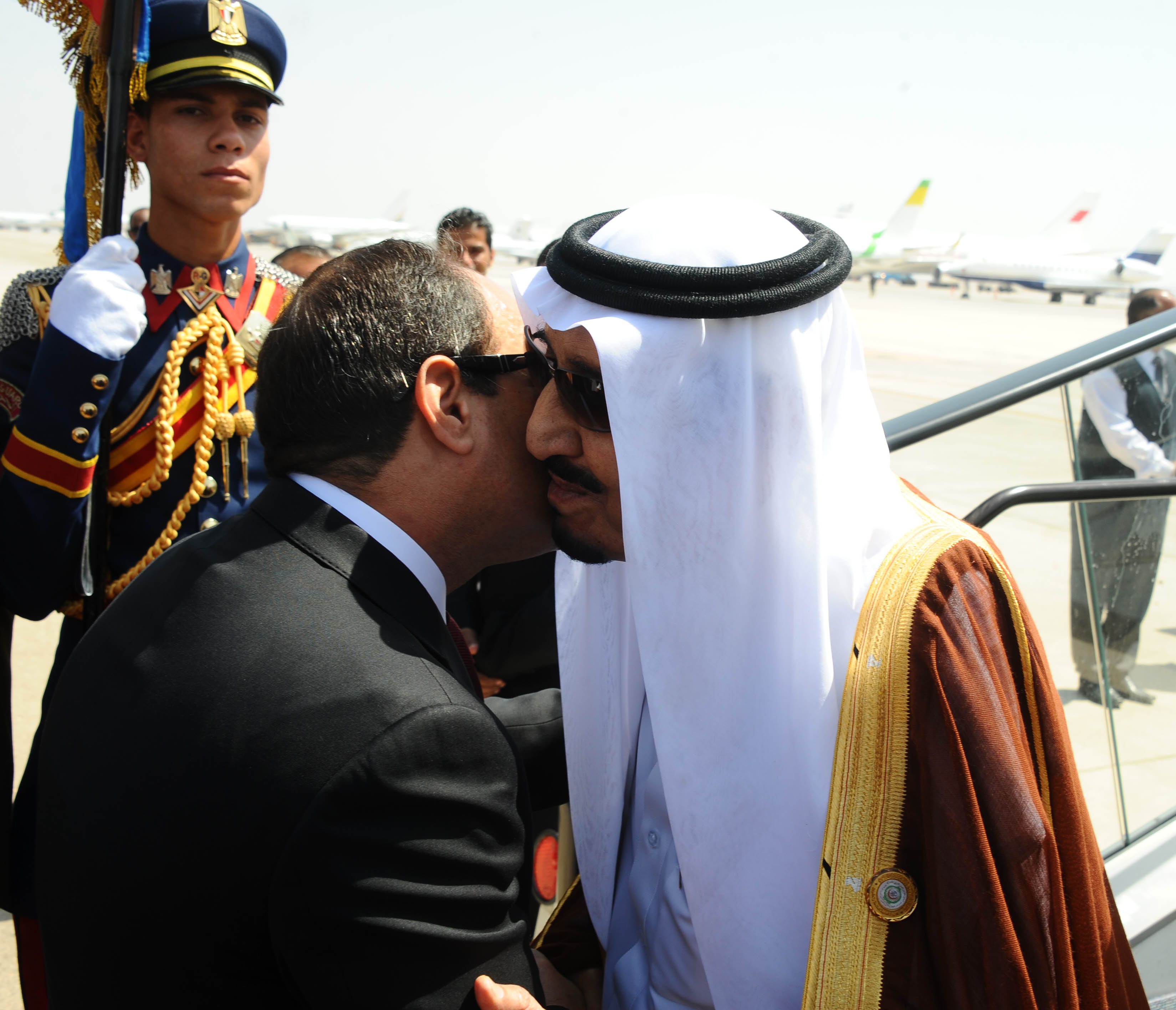 استقبال الرئيس لخادم الحرمين الشريفين واللقاء الثلاثى مع الرئيس اليمنى