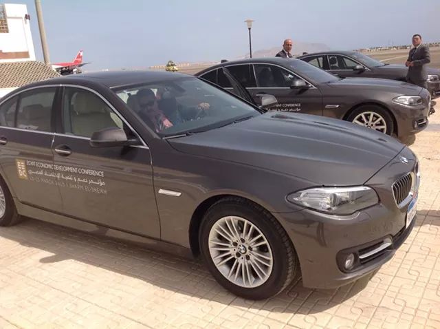 المؤتمر الاقتصادى .. بالصور سيارات بى ام دبليو تستقبل الوفود فى مطار شرم الشيخ