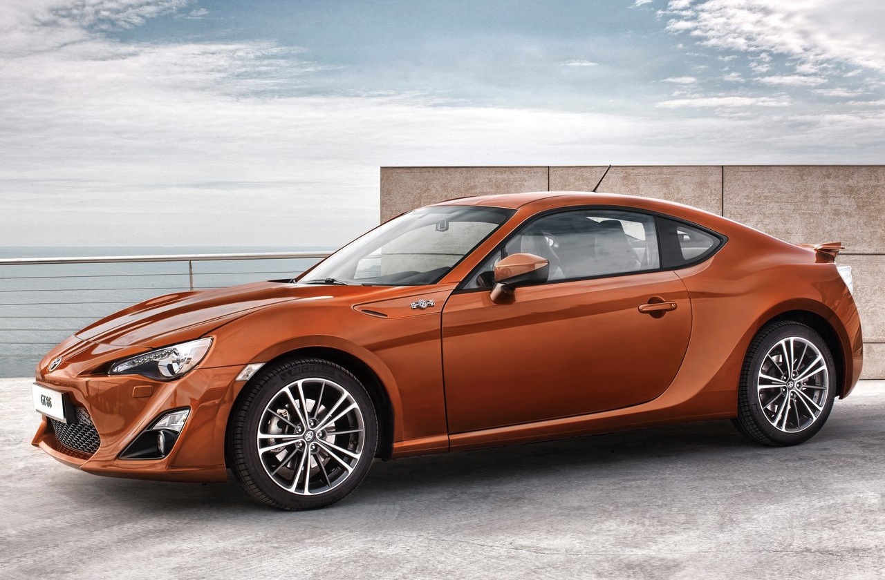 مشاهير أثرياء يمتلكون هذه السيارات الرخيصة