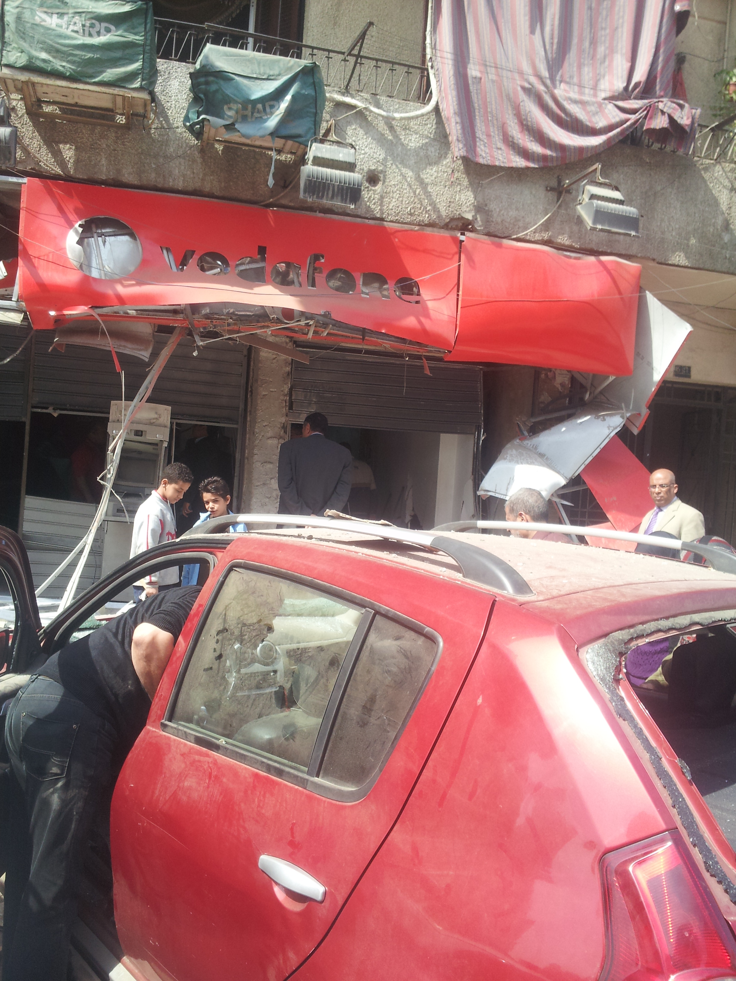 آثار انفجار فرعى موبينيل وفودافون بالمطرية