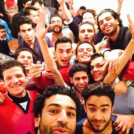 صورة محمد صلاح تجمعه بأصدقائه القدامى