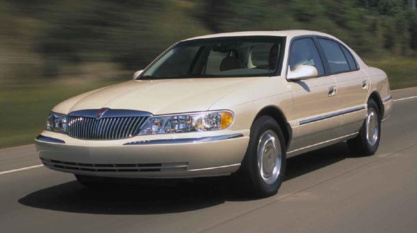 “فورد” تعيد إنتاج السيارة “لنكولن كونتنينتال” التي ركبها “كينيدي” عند اغتياله