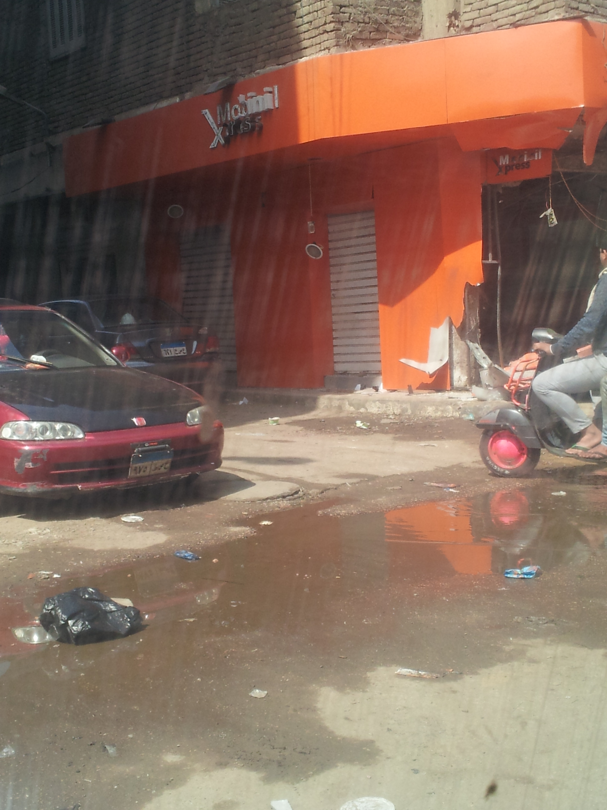 آثار انفجار فرعى موبينيل وفودافون بالمطرية