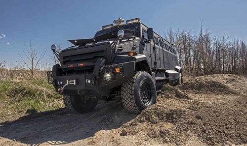 سيارة مدنية تستعرض عضلاتها أمام الهامر