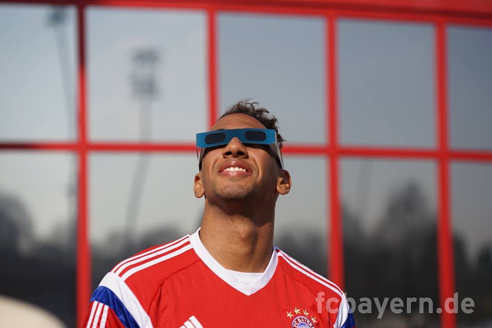 نجوم بايرن ميونيخ يشاهدون كسوف الشمس