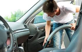 ما هي المناطق التى يجب التركيز عليها عند تنظيف السيارة من الداخل؟