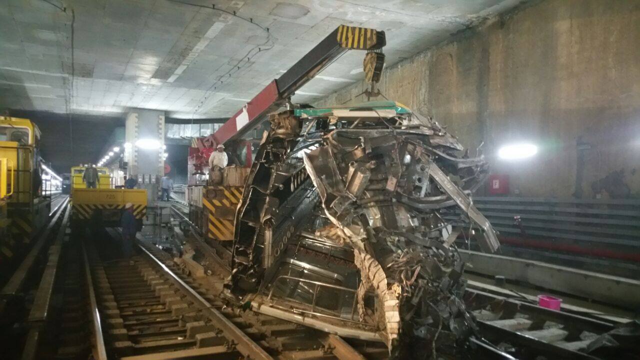 الانتهاء من رفع العربة التانية لقطار العباسية المحطم