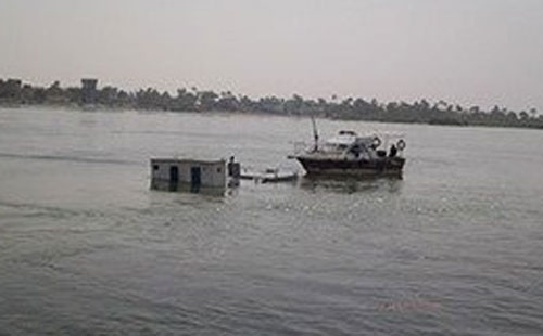 غرق ناقلة فوسفات فى النيل