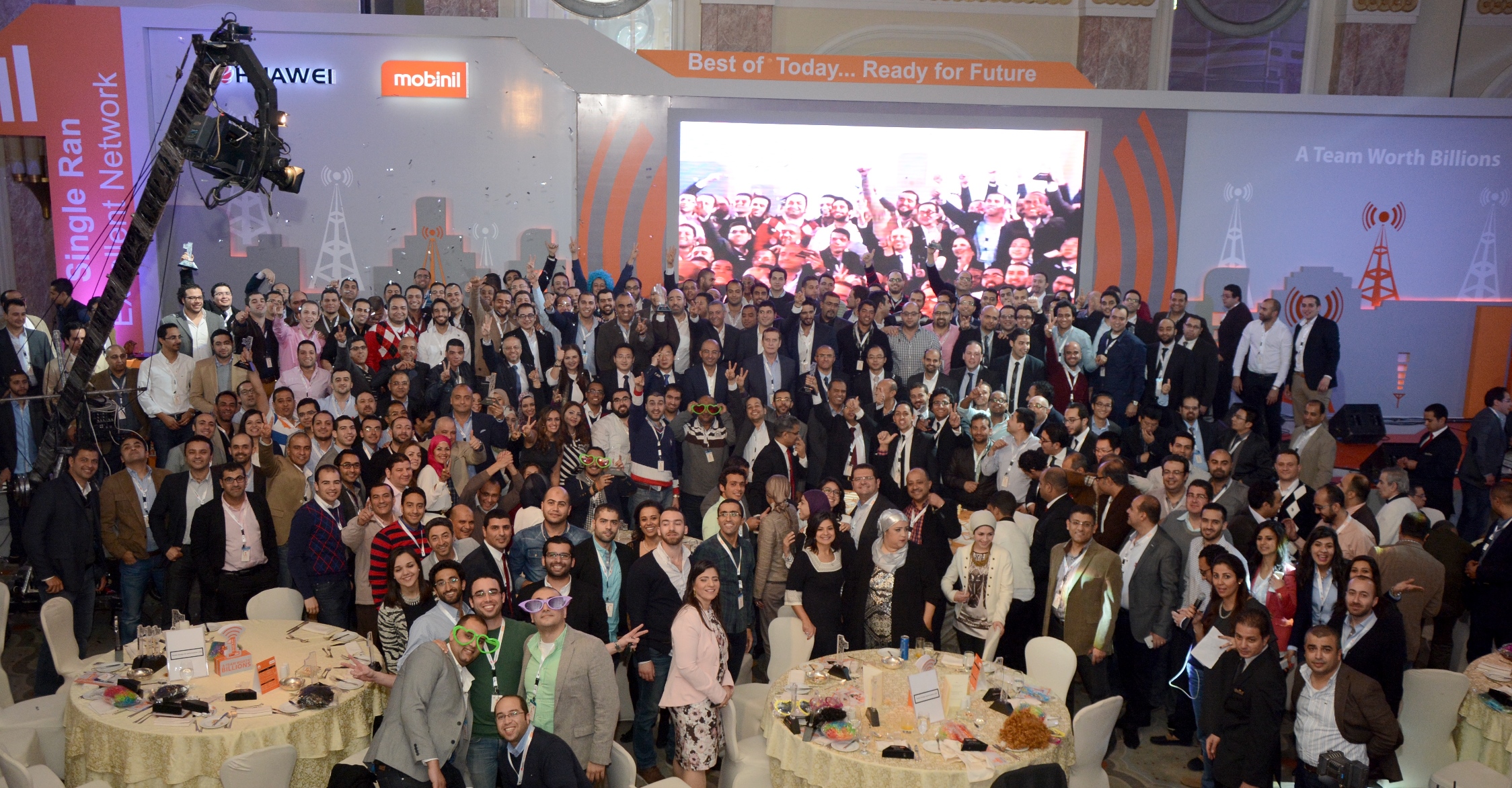 صورة جماعية لموظفى موبينيل وهواوى