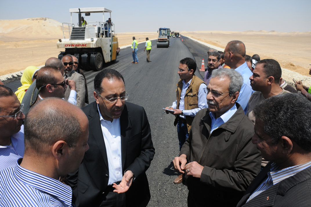 بالصور ..جولة وزير الاسكان فى المنيا