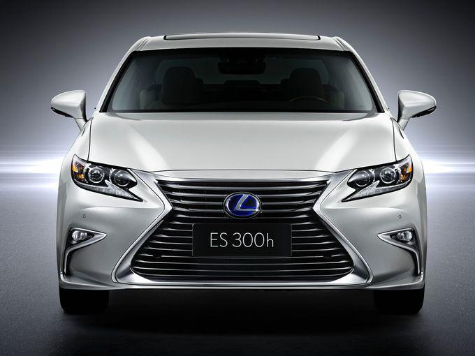 بالصور..”لكزس” تعيد تصميم سيارتها السيدان “إي إس”