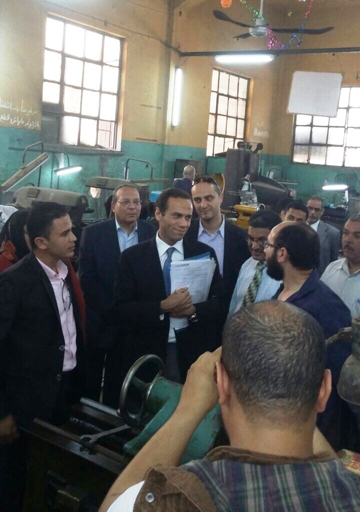 النواوى أثناء زيارة العاملين بالورش المركزية
