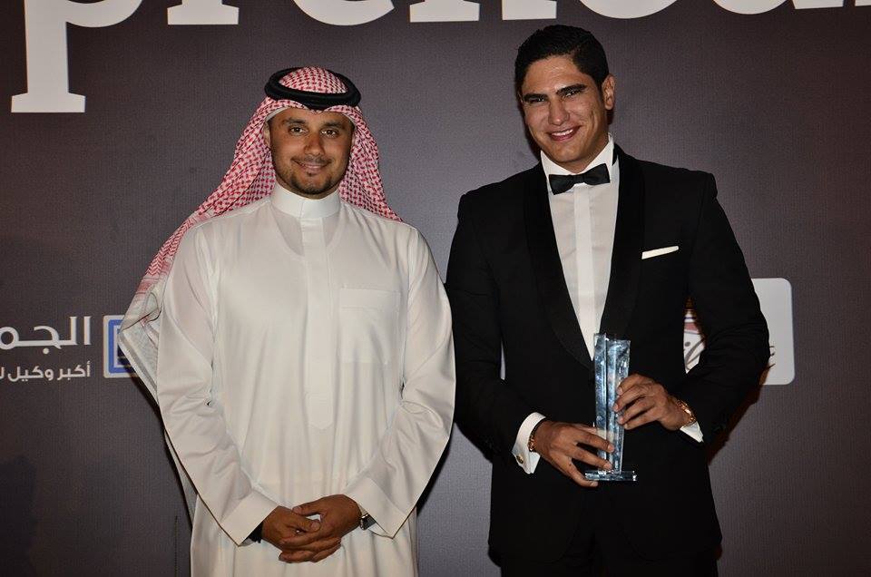 سمو الامير خالد بن طلال يرحب بأبوهشيمة أثناء منحه جائزة ريادة الاعمال بالسعودية