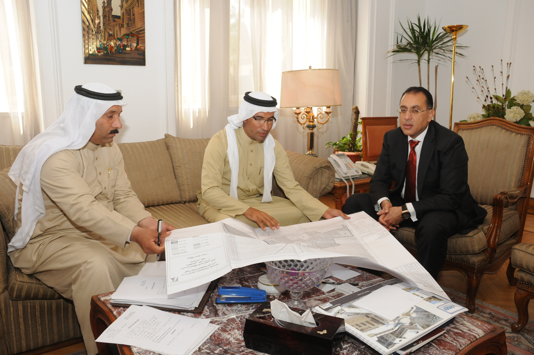 وزير الإسكان يلتقي ممثلين عن شيوخ سيناء .. ويعد بدراسة مطالبهم