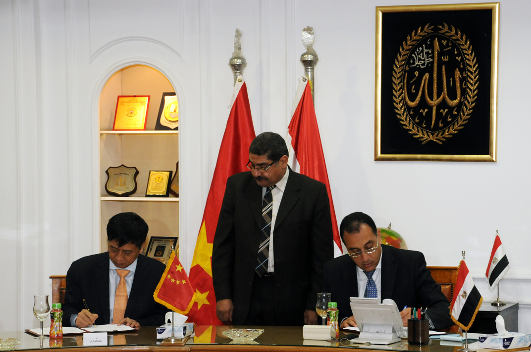 مذكرة تفاهم بين ” الإسكان” وشركة صينية لدراسة جدوى وتصميم ” المليون فدان”