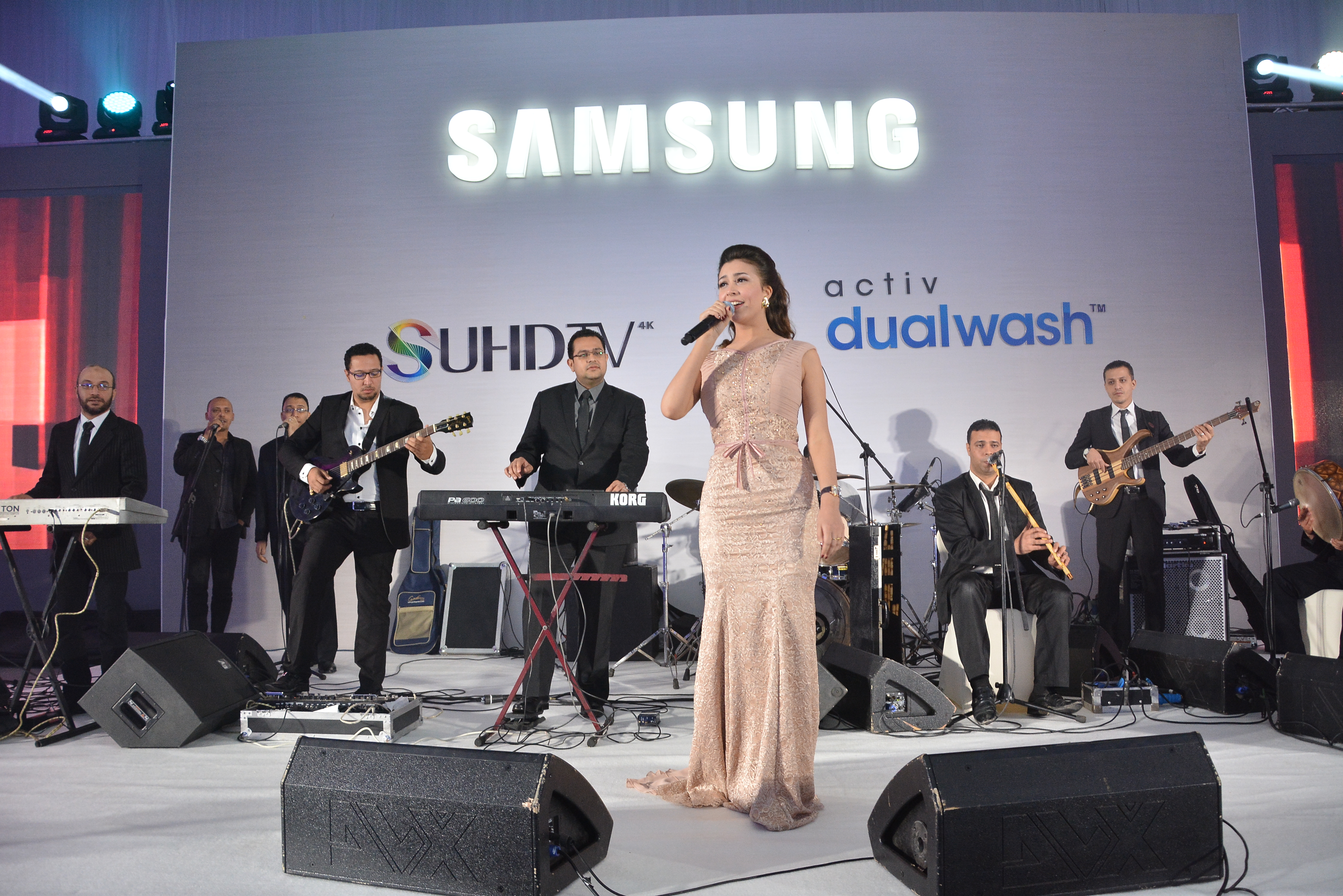 بالصور ..سامسونج تكشف عن تليفزيون SUHD TV وغسالة جديدة فى حفل أحيته “جنات”