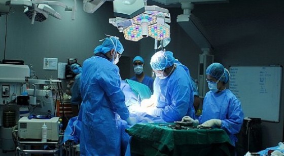 أطباء: تبادل رسائل “SMS” تخفف الألم عن المرضى خلال العمليات