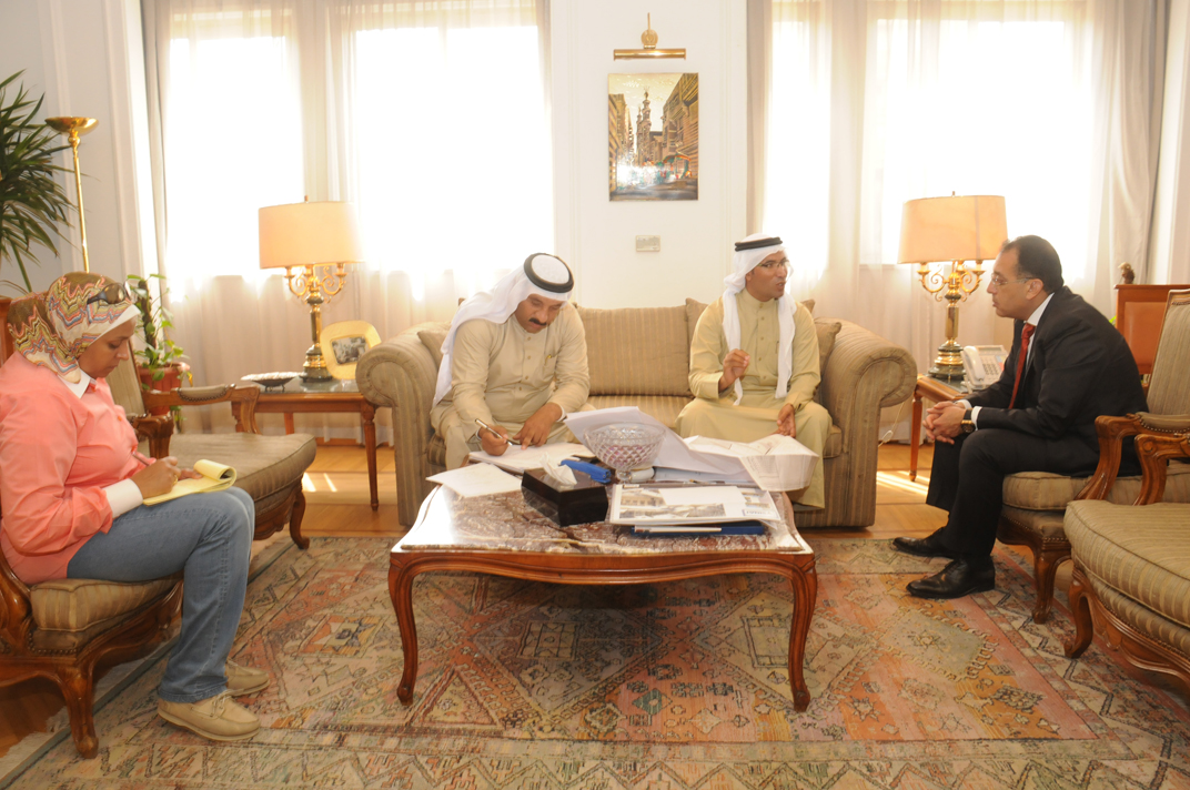 وزير الاسكان مع ممثلى شيوخ قبائل سيناء