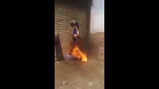 بالفيديو.. مليشيات الحشد الشعبي بالعراق تحرق شاباً سنياً