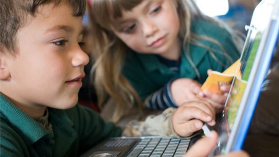 تنمية مهارات الأطفال عبر الإنترنت