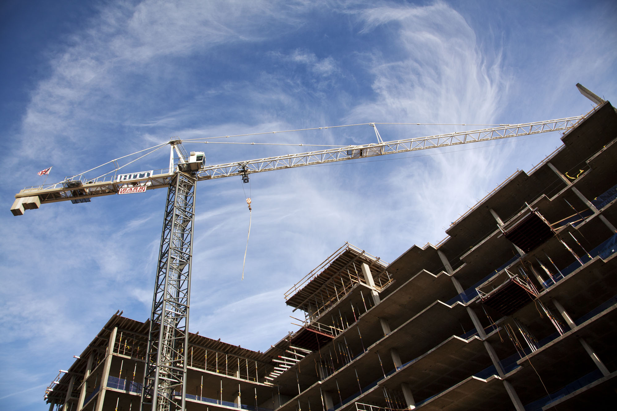 “والي” تبحث التأمين على العمالية الموسمية مع “اتحاد مقاولي التشييد”