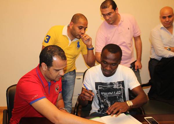 لحظة توقيع انطوي للأهلي