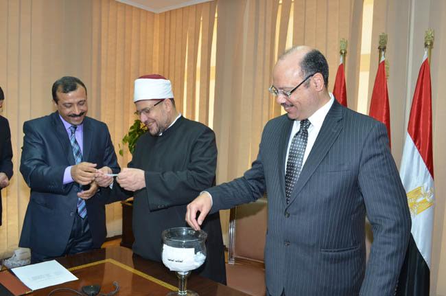 دميان وجمعة يجريان قرعة بين العاملين بـ “المالية” للفوز بـ 70 تأشيرة حج