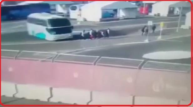 بالفيديو..حافلة تدهس فريق السباحات النمساويات في أذربيجان