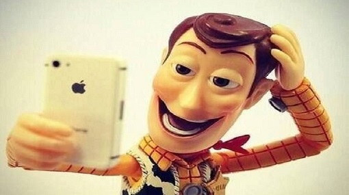 “الصحة العالمية” تدرس وضع “السيلفي” في قائمة الأمراض النفسية