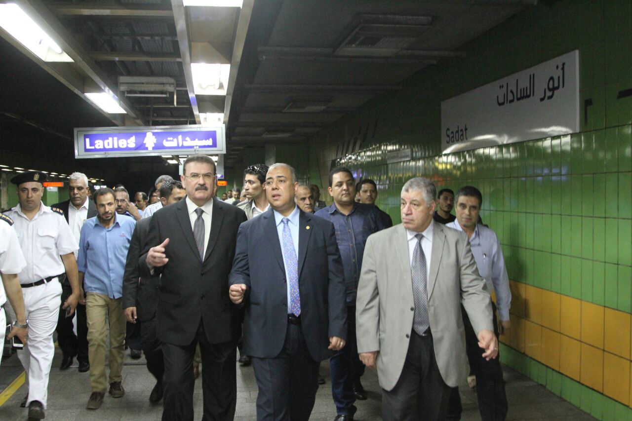 بالصور .. وزير النقل يستقل أول قطار مكيف في الخط الأول لمترو الأنفاق