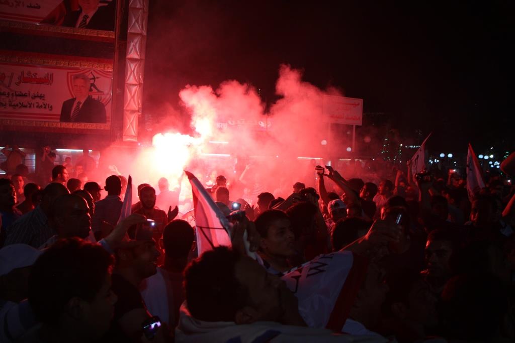 بالصور: افراح جماهير الزمالك بدرع الدورى امام النادى