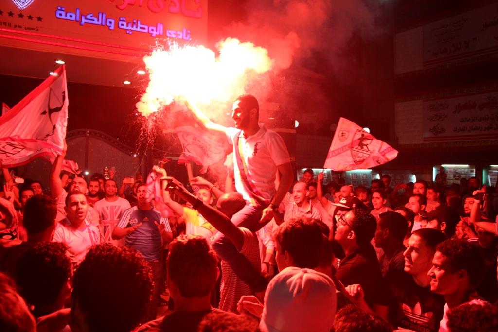 بالصور: افراح جماهير الزمالك بدرع الدورى امام النادى