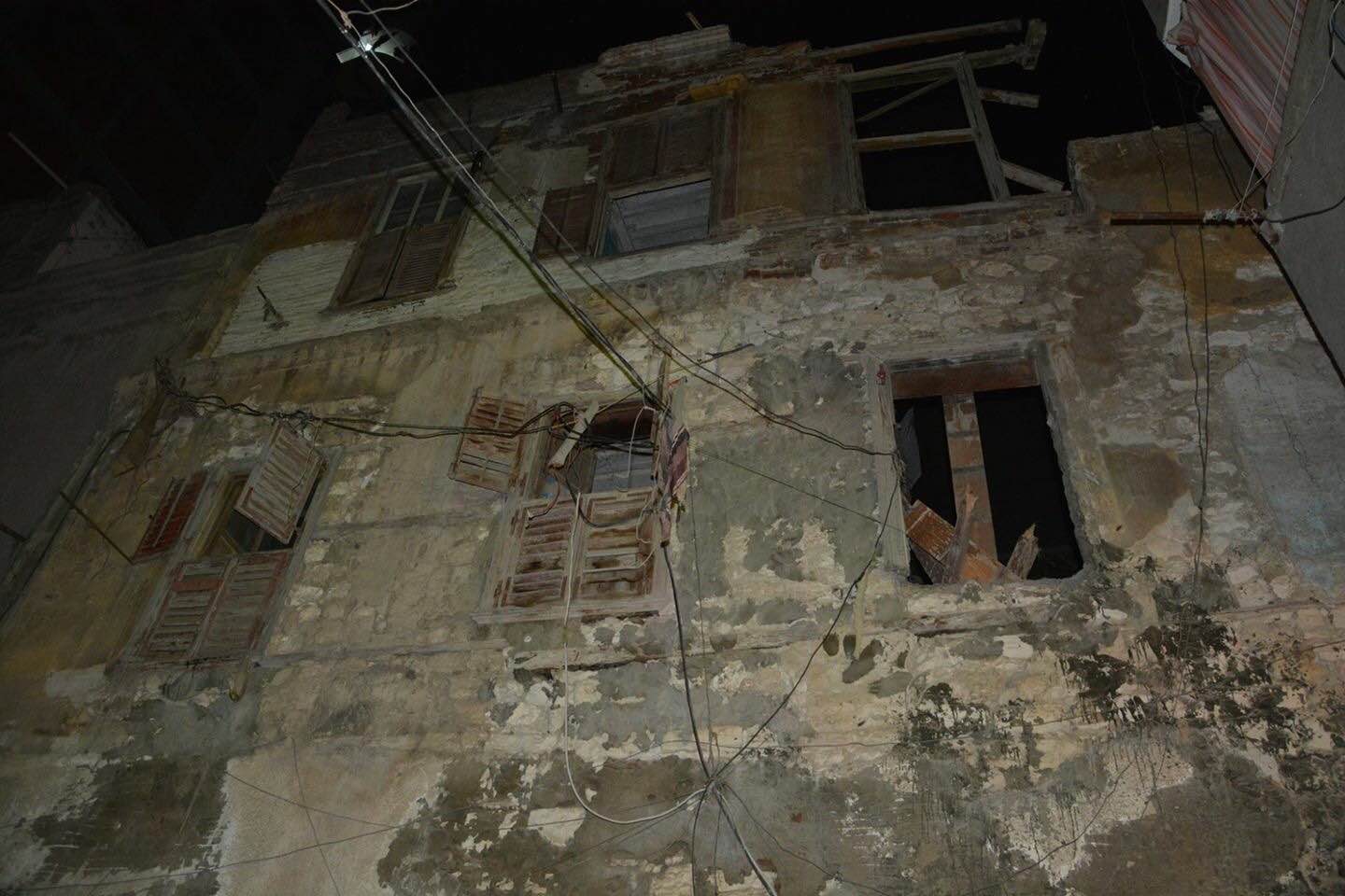 الاسكندرية : ازالة 3 عقارات شديدة الخطورة بحي الجمرك