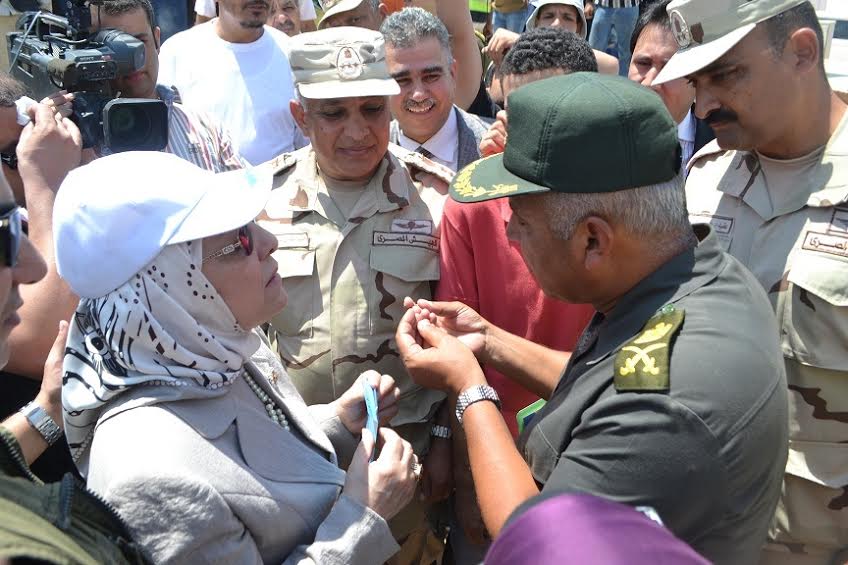 “عشري” تسلم “طاهر “والوزير” قائمة 76 ألف راغب في العمل بمحور تنمية القناة