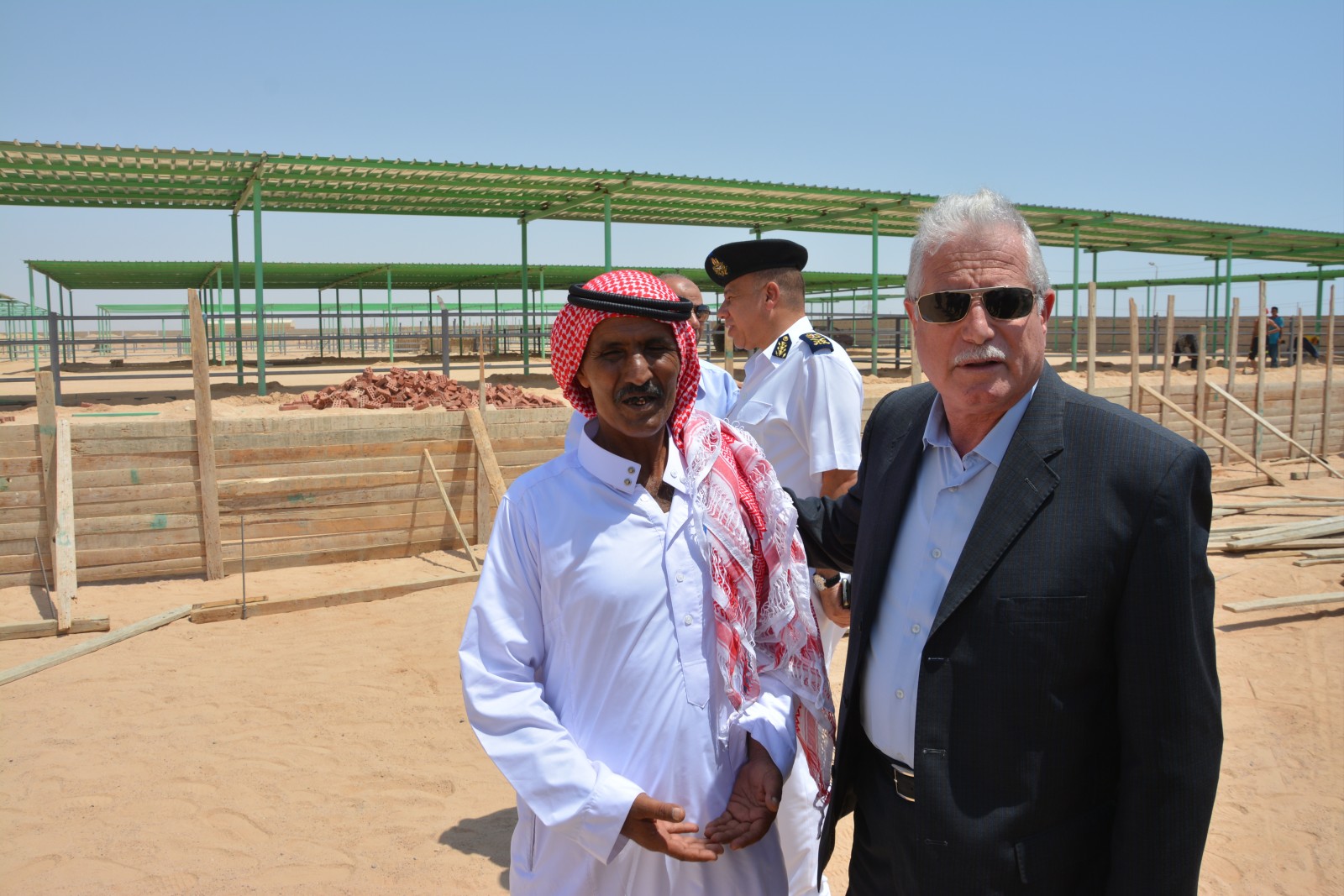 بالصور ..محافظ جنوب سيناء يتفقد تطوير الطرق بمدينة الطور