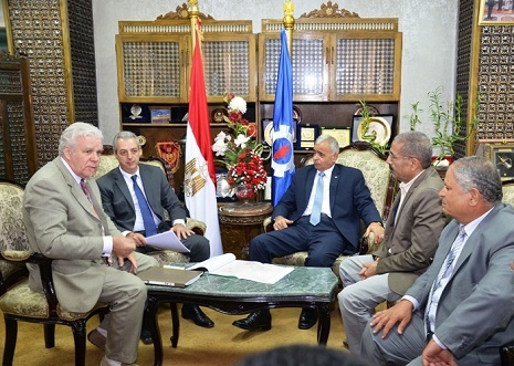 الوفد الروسي مع محافظ السويس