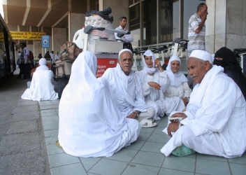 التحقيق مع الشركات السياحية المخالفة فى واقعة افتراش المعتمرين أرض المطار