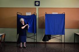 اليونانيون يتوجهون منقسمين إلى صناديق الاقتراع لرسم مسار جديد للدولة