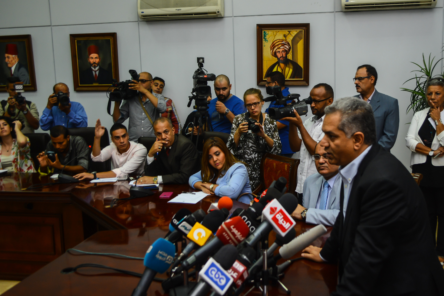 مؤتمر وزير الاثار لعرض الاجراءات التى اتخذتها الوزارة تجاه بيع تمثال ” سخم كا ” بلندن ”