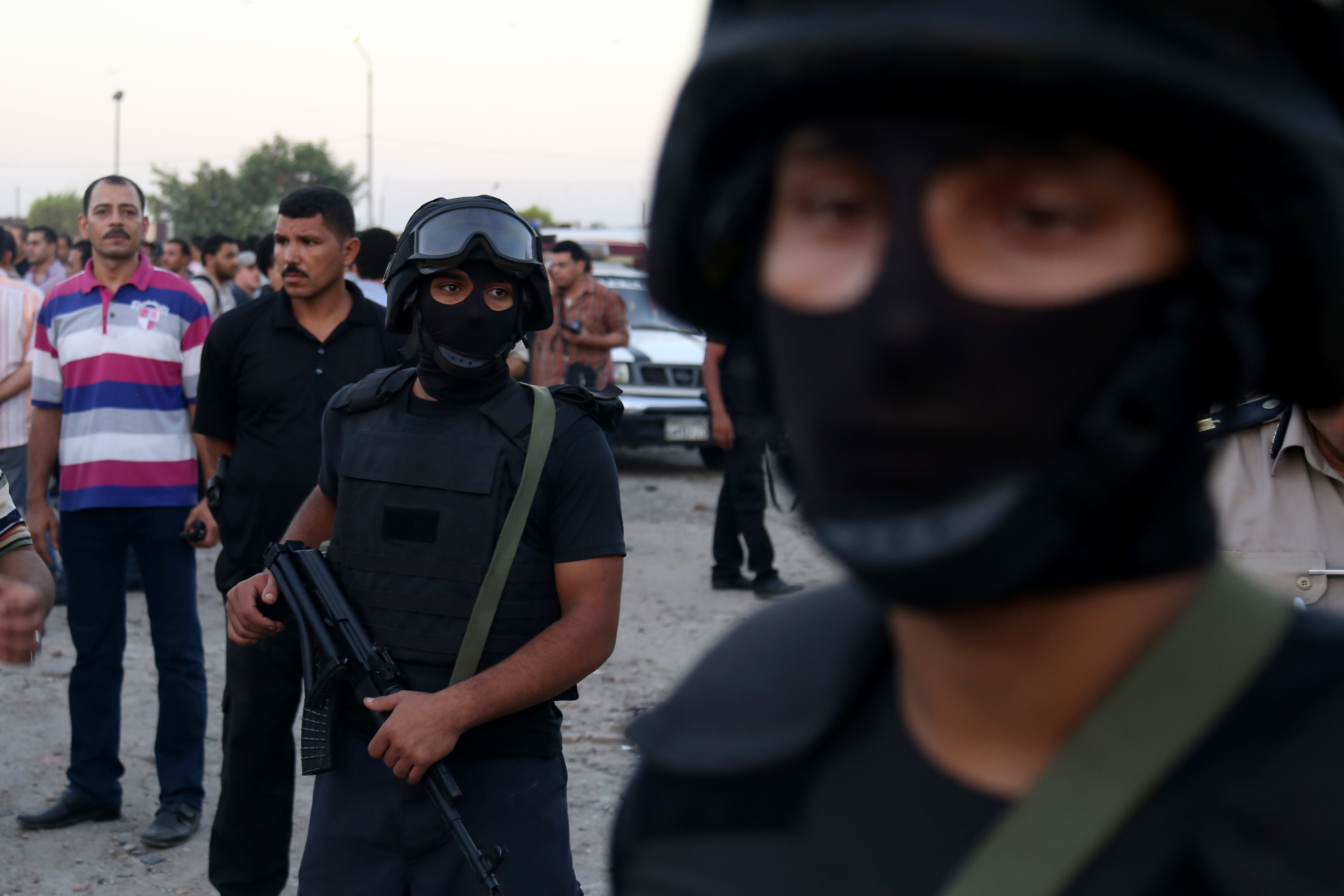 آثار انفجار سيارة مفخخة استهدفت مقر الأمن الوطنى بشبرا الخيمة