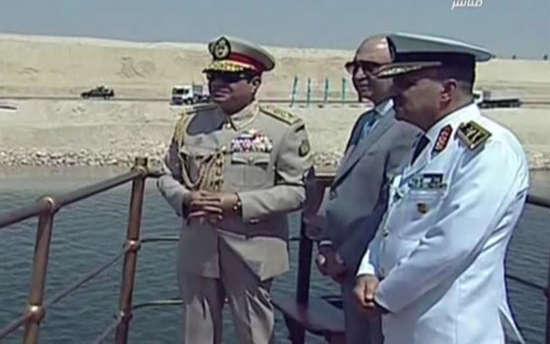 يخت المحروسة يشق قناة السويس الجديدة وعلى متنه السيسي