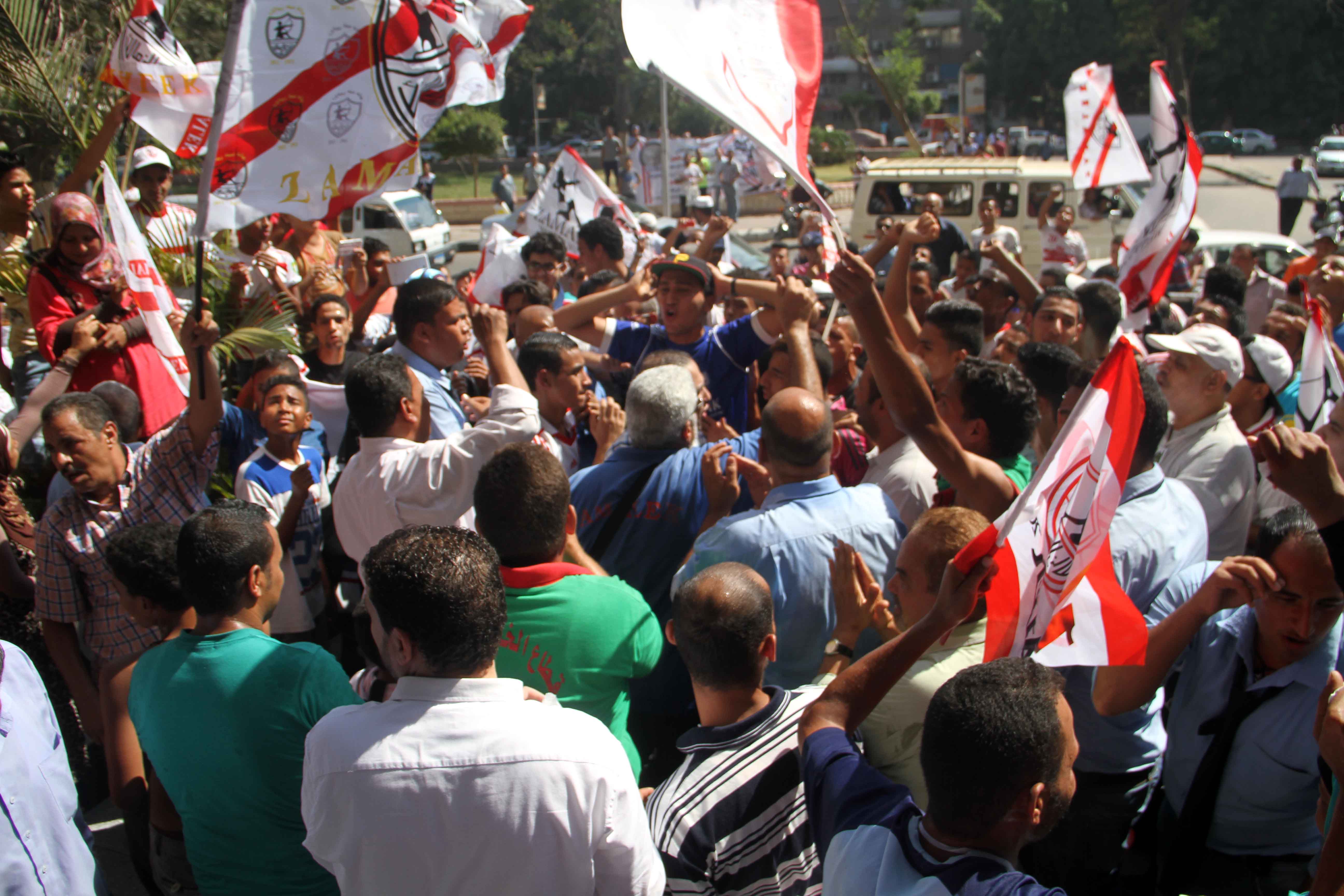 بالصور .. جماهير الزمالك امام منزل مرتضى منصور لمنعه من الاستقالة