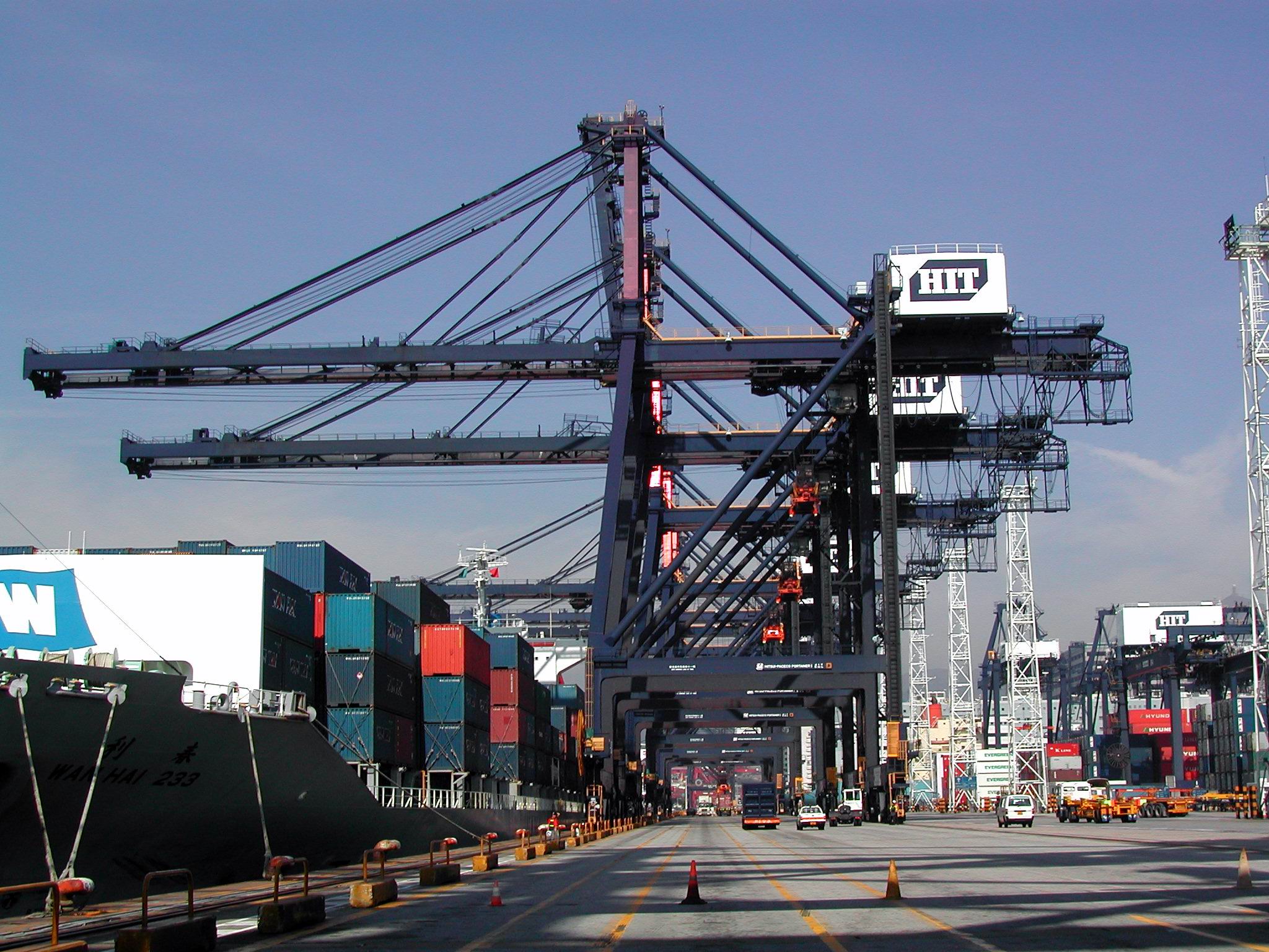 بناء الطرق يدفع الاستثمار فى قطاع الخدمات اللوجستية