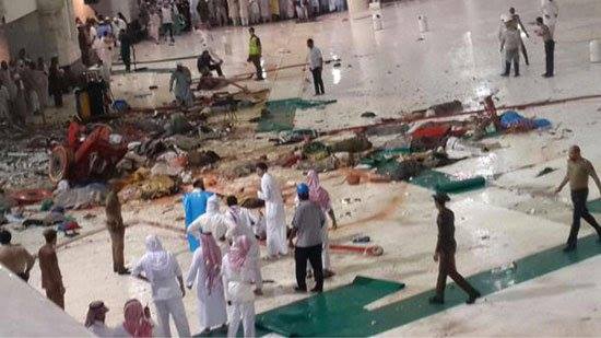سقوط رافعة بالحرم المكى بسبب العواصف القوية وأنباءعن وقوع وفيات