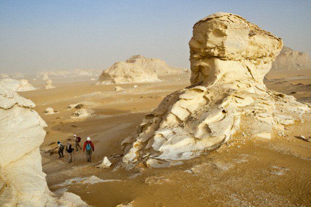 مسؤول بالسياحة : رحلات السفاري بالصحراء الغربية تخضع لإشراف الأمن