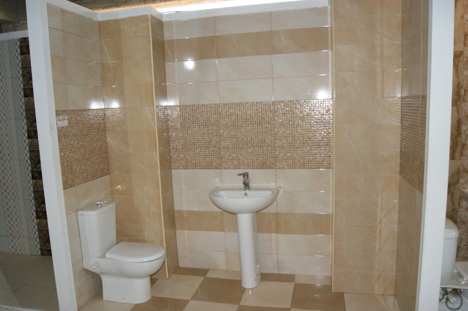 بالصور: “الإسكان” تختار “مواد التشطيب” لوحدات المرحلة الأولى بـ “دار مصر”