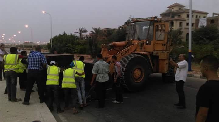 بالصور ..بدء حملة منع ” التوك توك ” من المحاور الرئيسية بـ”أكتوبر”