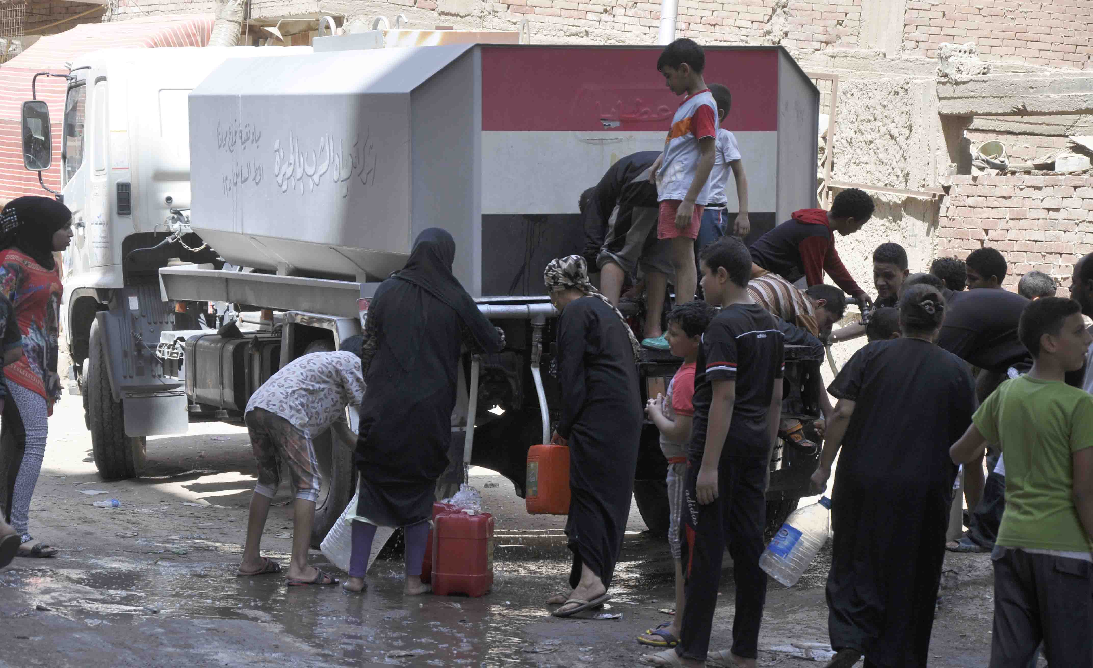 بالصور ..الاهالى يقطعوا الطريق الدائرى بسبب انقطاع المياه عن فيصل