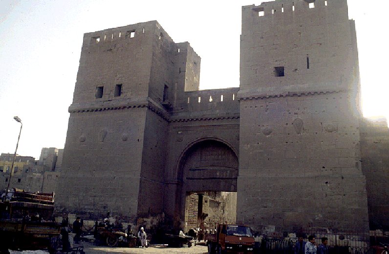 “الآثار” : الكشف عن جدار آثرى يعود للعصر الفاطمى بالجمالية